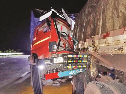 Truck suddenly changes lanes on Samruddhi Highway; One killed, one injured after being hit by truck coming from behind | 'समृद्धी'वर ट्रकने अचानक लेन बदलली; पाठीमागून येणारी ट्रक धडकून एकाचा मृत्यू, एक जखमी Truck suddenly changes lanes on Samruddhi Highway; One killed, one injured after being hit by truck coming from behind | 'समृद्धी'वर ट्रकने अचानक लेन बदलली; पाठीमागून येणारी ट्रक धडकून एकाचा मृत्यू, एक जखमी