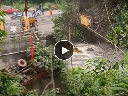 crane falls into water while saving truck bizarre video goes viral on social media | ट्रकला वाचवताना हवेत उडाली क्रेन अन् नंतर जे झालं ते पाहुन होईल तुमचा थरकाप!