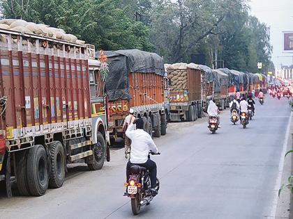 Hundreds of trucks parked on Paithan Road put the lives of motorists in danger | पैठणरोडवर उभ्या राहणाऱ्या शेकडो ट्रकमुळे वाहनचालकांचा जीव धोक्यात