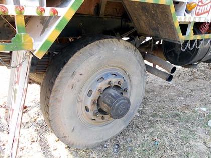 Stolen tires of a parked truck | नांदगाव येथे उभ्या असलेल्या ट्रकचे चोरले टायर, मालकाची पोलिसांत तक्रार