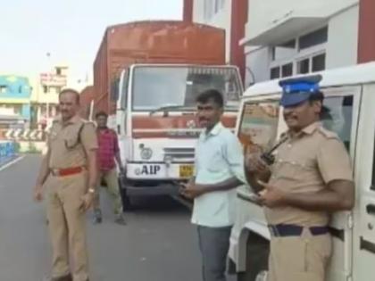 chennai truck carrying cash worth rs 535 crore broke down on way called police for security | बापरे! 535 कोटींची कॅश घेऊन जाणारा ट्रक रस्त्यातच बंद पडला; लोकांची मोठी गर्दी अन् मग...