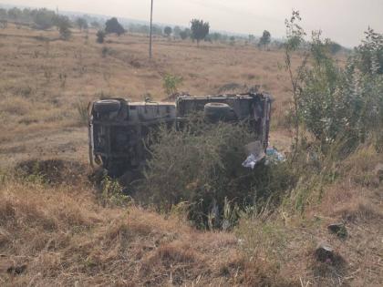 Accident of tempo going from Hingoli to Pandharpur overturned due to driver's nap One killed, thirteen injured | हिंगोलीहून पंढरपूरला निघालेला टेम्पो चालकाच्या डुलकीमुळे उलटला; अपघातात एक ठार, तेरा जखमी