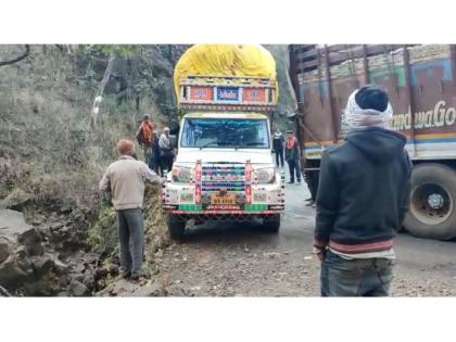 Truck stuck near Melghat, traffic on Amravati-Indore route stopped since night | मेळघाटच्या भवईनजीक ट्रक अडकला; अमरावती-इंदूर मार्गावर वाहतूक रात्रीपासून ठप्प 