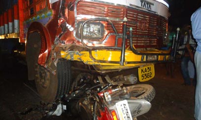 A helicopter collided with a truck on Jalgaon highway | जळगावात महामार्गावर सहायक फौजदाराला ट्रकने चिरडले