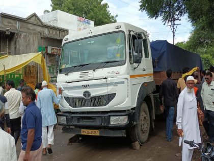 One killed in collision with high-speed container, incident at Pimpalgaon Raja | भरधाव कंटनेरच्या धडकेत एक ठार, पिंपळगाव राजा येथील घटना