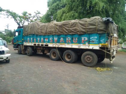 Police seized a truck carrying 300 quintals of ration rice | रेशनचा ३०० क्विंटल तांदूळ घेऊन जाणारा ट्रक पोलिसांनी पकडला 