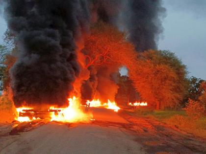 woman killed as a truck carrying iron ore hits bike, An angry mob set fire to 8 empty trucks | ..अन् संतप्त गावकऱ्यांनी पेटविले लोहखनिज वाहतूक करणारे रिकामे आठ ट्रक