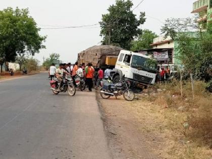 a woman hit and dragged by truck but miraculously survived | जीवावर बेतलं होतं, पण हातावर निभावलं; ...अन् महिला थोडक्यात बचावली