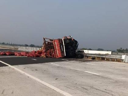 driver lost control truck overturned Incident on Samriddhi Highway, loss of life avoided | चालकाचे नियंत्रण सुटले! ट्रक उलटला; समृद्धी महामार्गावरील घटना, जीवितहानी टळली