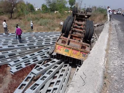 Truck overturned; Two injured | महामार्गावर ट्रक उलटला; दोन जखमी 