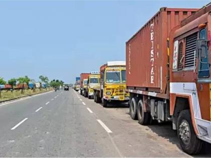 Roadside station for heavy vehicles between Navi Mumbai and JNPT; No parking for trailers | नवी मुंबई ते जेएनपीटीदरम्यान अवजड वाहनांचे रस्त्यावरच ठाण; ट्रेलरसाठी वाहनतळ नाही