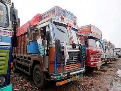 Corona LockDown: Driver Spent 47 days in his Truck due to lockdown-SRJ | Lockdown : ४७ दिवस त्याच्यासाठी ट्रकच बनलं घर; कायम लक्षात राहील 'असा' प्रसंग !