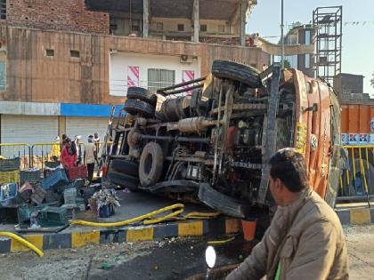 A speeding truck overturned as the driver fell asleep; Incident at the T-point of Ashti | चालकाला डुलकी, भरधाव ट्रक उलटला; आष्टीच्या टी-पॉइंटवरील घटना