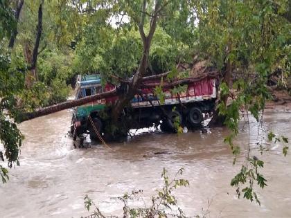 Three killed including husband and wife as truck swept away by floods | पावसाचा हाहाकार; पुरात ट्रक वाहून गेल्याने तिघांचा मृत्यू, मृतांमध्ये पती-पत्नीचा समावेश