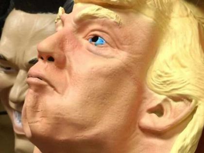 man hide his face with donald trump mask robbed shop in australia | चोरानं चक्क ट्रम्प यांचं मास्क घालून लुटलं दुकान, सीसीटीव्हीत घटना कैद