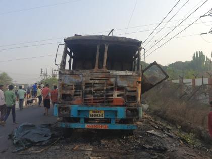 Nanded news| truck parked on the road suddenly set on fire, truck driver died on the spot | रस्त्यावर थांबलेल्या ट्रकने अचानक घेतला पेट, ट्रक चालक जळून खाक; नांदेडमधील घटना