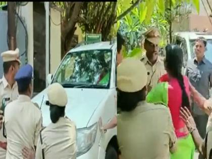 YSRTP Chief YS Sharmila manhandles police personnel as she is being detained | पोलिसांच्या अंगावर गाडी घातली, धक्काबुक्कीही केली; YSRTP प्रमुख वायएस शर्मिला यांचा व्हिडिओ व्हायरल