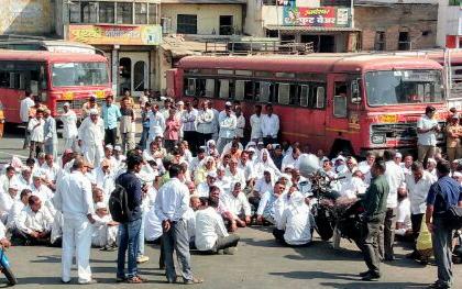 One hour road blockade by protesting against distributing electricity distribution company at Rahata | राहाता येथे विज वितरण कंपनीच्या निषेधार्थ एक तास रास्ता रोको आंदोलन 