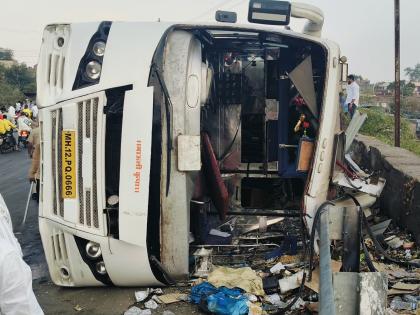 A bus carrying devotees from Moshi overturned in Tuljapur Ghat; One woman killed, 45 injured | तुळजापूरच्या घाटात उलटली मोशीच्या भाविकांची ट्रॅव्हल्स; एक महिला ठार, ४५ जण जखमी