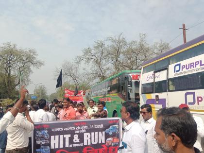 Chandrapur Truck and tanker drivers on the road against the new Motor Vehicle Act | चंद्रपूर : नवीन मोटार वाहन कायद्याविरोधात ट्रक व टँकर चालक रस्त्यावर