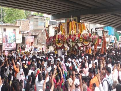 Sant Tukaram Maharaj palkhi enter in pune city | Video: "संत तुकाराम महाराज कि जय", तुकोबांच्या पालखीचे पुण्यात आगमन