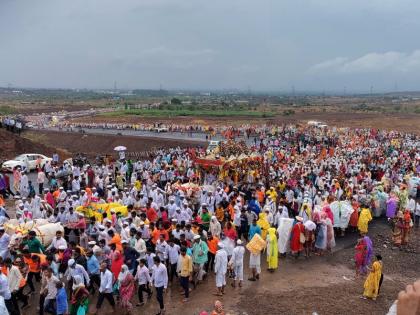 sant tukaram maharaj palkhi Patas - Roti Ghat passing through the rain showers | Ashadhi Wari: पावसाच्या सरी झेलत तुकोबांची पालखी पाटस - रोटी घाटातून मार्गस्थ