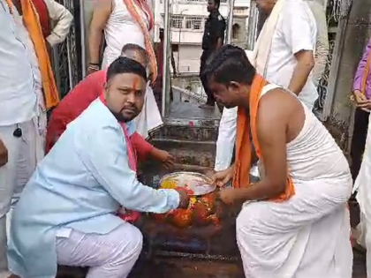 'Government should have common sense'; Tortoise worship by farmers in Tuljapur temple | 'सरकारला सुबुद्धी मिळावी'; आंदोलकांचे कासवपूजन करून तुळजाभवानीला साकडे