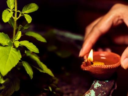 Lakshmi comes to the house every evening by lighting a lamp near Tulsi; Read the benefits of evening lighting! | रोज सायंकाळी तुळशीपाशी दिवा लावल्याने घरात लक्ष्मी येते; वाचा सायंकाळी दिवा लावण्याचे फायदे!