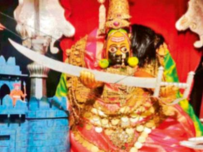 Priests and temple authorities are in a frenzy over the sword of Goddess Tulja Bhavani; It was claimed that it had disappeared during renovation work | तुळजाभवानी देवीच्या तलवारीवरून पुजारी, मंदिर संस्थानमध्ये वादंग अन् वादावर पडदा; जीर्णोद्धार कामात गायब झाल्याचा केला होता दावा Priests and temple authorities are in a frenzy over the sword of Goddess Tulja Bhavani; It was claimed that it had disappeared during renovation work | तुळजाभवानी देवीच्या तलवारीवरून पुजारी, मंदिर संस्थानमध्ये वादंग अन् वादावर पडदा; जीर्णोद्धार कामात गायब झाल्याचा केला होता दावा