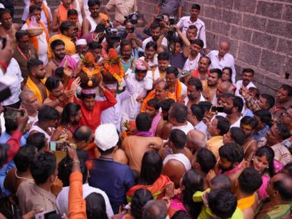 Navratri begins with ghatasthapana in Tuljabhavani temple | तुळजाभवानी मंदिरात घटस्थापनेने नवरात्र सुरु