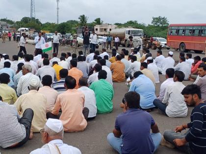 traffic blocked in tungat for fifteen hours swabhiman organization agitation for milk price hike | तुंगतमध्ये पाऊणतास वाहतूक रोखली; दूध दरवाढीसाठी स्वाभिमानी संघटना रस्त्यावर