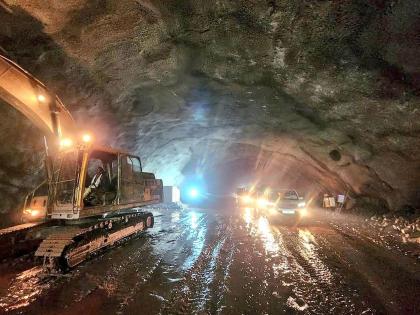 Part of tunnel collapses on Delhi-Mumbai Expressway kota Rajasthan; One laborer killed, three injured | दिल्ली - मुंबई एक्स्प्रेस वेवर निर्माणाधीन बोगद्याचा भाग कोसळला; एका मजुराचा मृत्यू, तिघे जखमी