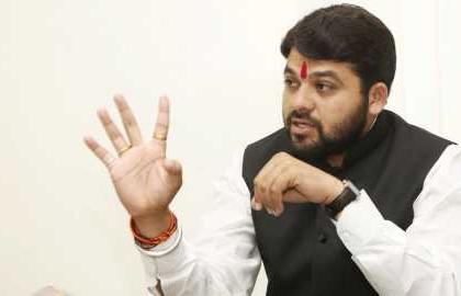  Money and bullying do not get power: Tupkar | पैसे आणि दादागिरीने सत्ता मिळत नाही : तुपकर