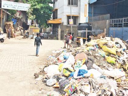 TURBE MIDDC School in Nashik | तुर्भे एमआयडीसीतील मनपा शाळेसमोरच कचऱ्याचे ढीग