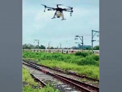 in mumbai drones are now being used to remove grass near tracks central railway conducted the test in turbhe  | रुळांजवळील गवतावर आता ड्रोनचा औषधी ‘उतारा’; मध्य रेल्वेने तुर्भेत घेतली चाचणी 