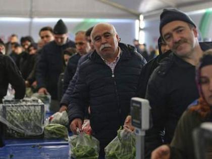 Turkeys president Erdogan woos voters with vegetables | या देशाचे अध्यक्ष पालक-टोमॅटो देऊन मागताहेत मतं!