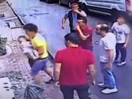 17 year old Algerian youngster catches 2 year old girl mid air after she fell from the 2nd floor of a building | Video: इमारतीच्या दुसऱ्या मजल्यावरुन पडली 2 वर्षाची चिमुरडी पण...  