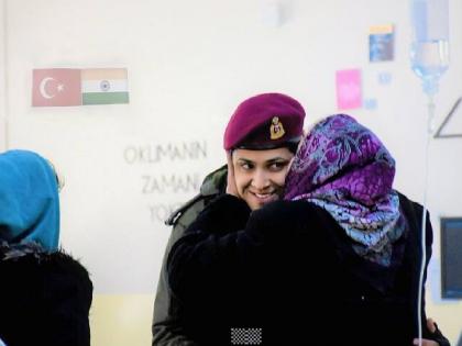 Indian woman officer's photo from Turkey goes viral; women hugged her after being saved | तुर्कितून भारतीय महिला अधिकाऱ्याचा फोटो व्हायरल; जीव वाचताच पीडित महिलेने मारली मिठी...