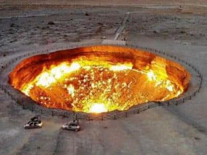 Turkmenistan: The fire at the 'Gate of Hell', ignited by a small mistake and burning for 45 years, has subsided. | छोट्याशा चुकीमुळे भडकलेली, ४५ वर्षांपासून धगधगणारी ‘नरकाच्या दारा’ची आग मंदावली Turkmenistan: The fire at the 'Gate of Hell', ignited by a small mistake and burning for 45 years, has subsided. | छोट्याशा चुकीमुळे भडकलेली, ४५ वर्षांपासून धगधगणारी ‘नरकाच्या दारा’ची आग मंदावली