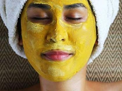 कडाक्याच्या थंडीतही चेहरा चमकेल सोन्यासारखा, हळद आणि मधाचा 'असा' करा उपयोग..