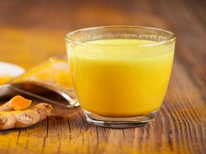 turmeric milk is extremely beneficial for migrane | हळदीचे दुध तुम्ही कल्पनाही करु शकत नाही इतक्या 'या' गंभीर आजारावर आहे इलाज, घ्या जाणून