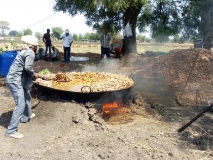 In the district of Washim, traditional process of turmeric removal started | वाशिम जिल्ह्यात पारंपरिक पद्धतीने हळद काढण्याची प्रक्रिया सुरु