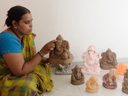 Eco-Friendly Bappa from Solapur Women Realizes the Trumpet! | सोलापुरातील महिलांनी साकारले तुरटीपासून इको फ्रेंडली बाप्पा !