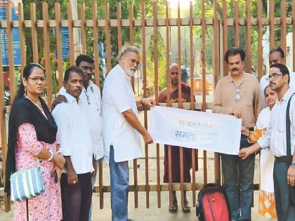 मुंबई विद्यापीठाने तुषार गांधी यांना प्रवेशद्वारावर रोखले - Marathi News | Mumbai University stopped Tushar Gandhi at the entrance | Latest News at Lokmat.com मुंबई विद्यापीठाने तुषार गांधी यांना प्रवेशद्वारावर रोखले - Marathi News | Mumbai University stopped Tushar Gandhi at the entrance | Latest News at Lokmat.com