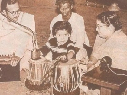Did you recognize this boy who was seen playing the tabla in the photo ? | फोटोत तबला वाजवताना दिसणाऱ्या या चिमुकल्याला ओळखलंत का?, बॉलिवूडवर गाजवलंय त्याने अधिराज्य