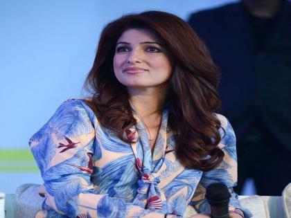 Twinkle khanna gave challenge to male politician to use sanitary pads for a single day | एक दिवस सॅनिटरी नॅपकिन वापरून पाहा, ट्विंकल खन्नाचं पुरूष राजकीय नेत्यांना खुलं आव्हान