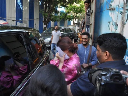 Twinkle Khanna hides her face from paparazzi-ram | OMG!! - म्हणून ट्विंकल खन्नाने लपवला चेहरा, करणार मोठा धमाका
