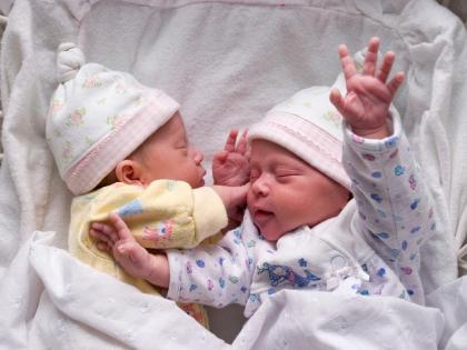 The unique coincidence of the birth of twins; Birth year changed in just 15 minutes | जुळ्या मुलांच्या जन्माचा अनोखा योगायोग; अवघ्या १५ मिनिटांनी बदललं दोघांचं Birth Year