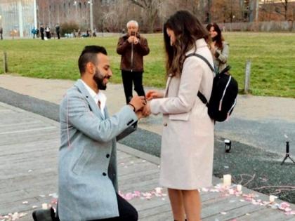 couple find love on twitter got engaged viral news | इमोशनल अत्याचार! 'या' कपलची ट्विटरवरील Love Story झाली व्हायरल, सिंगल लोकांनी व्यक्त केल्या वेदना....