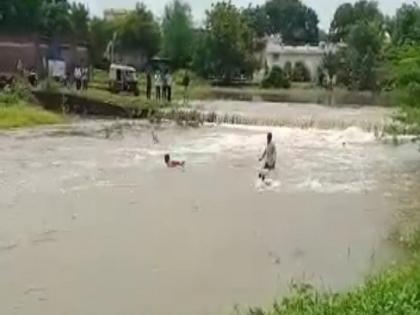 Two bikers narrowly escaped being swept away by the flood, two youths saved their lives | पुरात वाहून जाताना दोन दुचाकीस्वार थोडक्यात बचावले, दोन तरुणांनी वाचवले प्राण